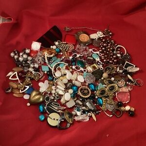 1,106 kilo of broken jewelry parts for crafting or jewelry making